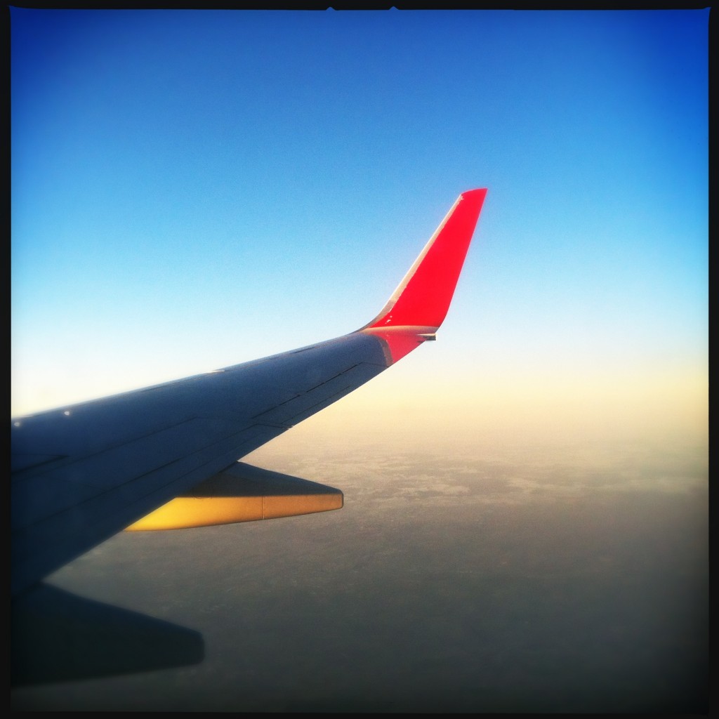 Akte Berlin fliegt nach Kiew... Flugzeugflügel über den Wolken Flügel der Austrian Air, mit leuchtend rotem Winglet