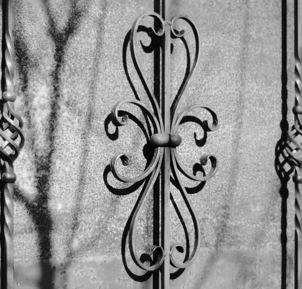 Gittermotiv Gittermotiv vor einem vermauerten Fenster